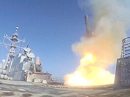 Torpédoborec USS Frank E. Petersen Jr. odpaluje st�elu Tomahawk b�hem operace...