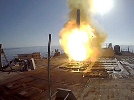 Torpédoborec USS Frank E. Petersen Jr. odpaluje st�elu Tomahawk b�hem operace...