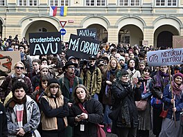 Studenti um�leckých vysokých �kol protestují na Malostranském nám�stí proti...