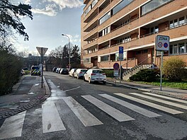 P�echod na k�i�ovatce ulic Ke Kr�i a Nad P�ívozem v Praze 4. (13. b�ezna 2026)