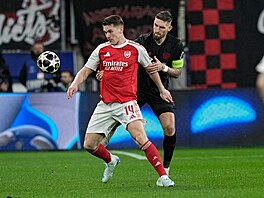 Viktor Gyökeres z Arsenalu v dr�ení Roberta Andricha (Leverkusen).