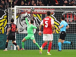 Branká� Janis Blaswich (Leverkusen) se natahuje po st�ele Gabriela Martinelliho...