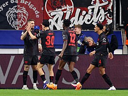 Robert Andrich slaví se spoluhrá�i z Leverkusenu úvodní gól ve 46. minut�...