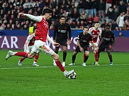 Kai Havertz (Arsenal) prom��uje penaltu v 89. minut� osmifinálového zápasu Ligy...