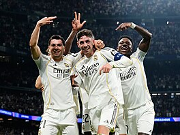 Federico Valverde (uprost�ed) slaví se spoluhrá�i z Realu Madrid hattrick v...