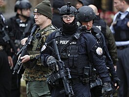 Ameri�tí policisté. (2. listopadu 2016)