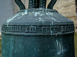 Z kostela sv. Vav�ince v Klení s�aly zvona�i dva tamní zvony, aby se opravili a...