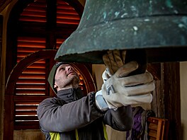 Z kostela sv. Vav�ince v Klení s�aly zvona�i dva tamní zvony, aby se opravili a...