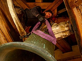 Z kostela sv. Vav�ince v Klení s�aly zvona�i dva tamní zvony, aby se opravili a...