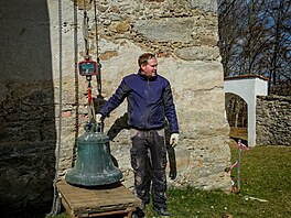 Z kostela sv. Vav�ince v Klení s�aly zvona�i dva tamní zvony, aby se opravili a...