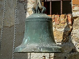 Z kostela sv. Vav�ince v Klení s�aly zvona�i dva tamní zvony, aby se opravili a...