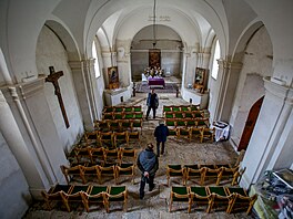 Z kostela sv. Vav�ince v Klení s�aly zvona�i dva tamní zvony, aby se opravili a...