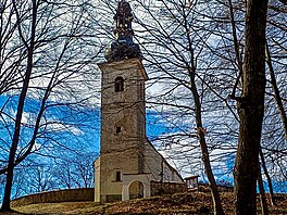 Z kostela sv. Vav�ince v Klení s�aly zvona�i dva tamní zvony, aby se opravili a...