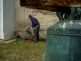 Z kostela sv. Vav�ince v Klení s�aly zvona�i dva tamní zvony, aby se opravili a...