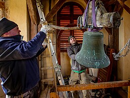 Z kostela sv. Vav�ince v Klení s�aly zvona�i dva tamní zvony, aby se opravili a...