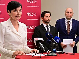 Zleva nejvy��í státní zástupkyn� Lenka Bradá�ová, první nám�stek Zden�k Kasal,...