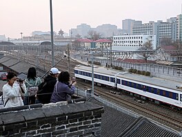 Vlak odjí�dí z pekingského hlavního nádra�í do severokorejského m�sta...