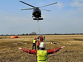 Na bocho�ském leti�ti u P�erova probíhá výcvik pilot� pro ha�ení po�ár� za...