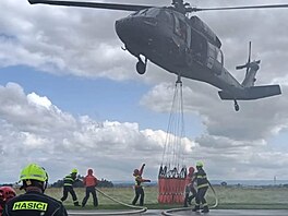 Na bocho�ském leti�ti u P�erova probíhá výcvik ha�ení po�ár� s vyu�itím...