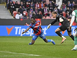 Plze�ský úto�ník Mohamed Touré padá po souboji s branká�em Bohemians Tomá�em...