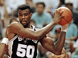 David Robinson (50) ze San Antonio Spurs �ní nad protihrá�i z Los Angeles...