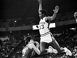 David Thompson z Denver Nuggets vzlétl p�i snaze ubránit Peta Maraviche z Utah...