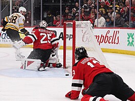 Bostonský úto�ník David Pastr�ák p�ekonává Jacoba Markströma v brance New...