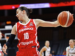�eská basketbalistka Emma �echová b�hem kvalifika�ního utkání o postup na MS s...