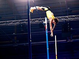 �védský ty�ka� Armand Duplantis p�ekonává la�ku ve vý�ce 631 cm.