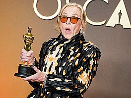 Here�ka Amy Madiganová pózuje s Oscarem za nejlep�í �enskou vedlej�í roli....