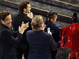 Benicio del Toro tleská svému kolegovi Seanu Pennovi, který ho porazil v...