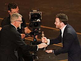 Paul Thomas Anderson p�ebírá od Chrise Evanse Oscara za nejlep�í adaptovaný...