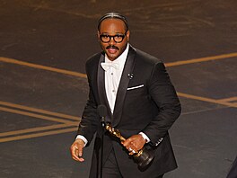Ryan Coogler p�ebírá Oscara za nejlep�í p�vodní scéná�, tedy film H�í�níci (15....