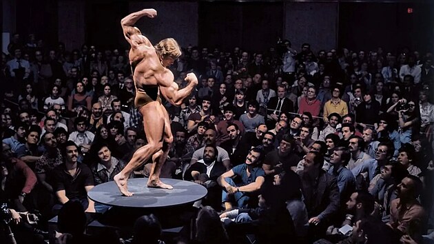 Arnold Schwarzenegger pózuje ve Whitney Museum of American Art (1976)