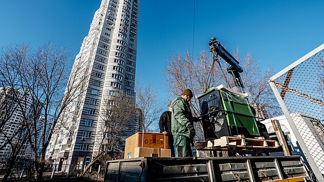 Kyjev. Lyceum ��slo 272 na lev�m b�ehu Dn�pru dostalo naftov� topidlo s v�konem 105 kW. (11. b�ezna 2026) 