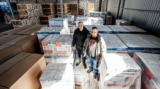 Vojen�t� kaplani v Kyjev� rozv�ej� gener�tory a teplomety, na kter� ve sb�rce SOS Kyjev vybrala dv� st� milion� �esk� iniciativa D�rek pro Putina. (11. b�ezna 2026)