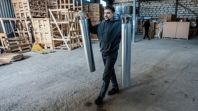 Vojen�t� kaplani v Kyjev� rozv�ej� gener�tory a teplomety, na kter� ve sb�rce SOS Kyjev vybrala dv� st� milion� �esk� iniciativa D�rek pro Putina. (11. b�ezna 2026)