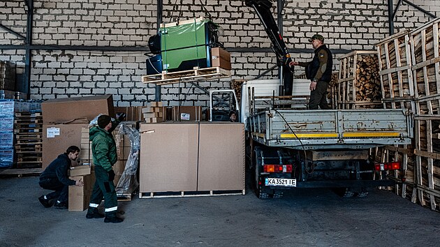 Vojen�t� kaplani v Kyjev� rozv�ej� gener�tory a teplomety, na kter� ve sb�rce SOS Kyjev vybrala dv� st� milion� �esk� iniciativa D�rek pro Putina. (11. b�ezna 2026)