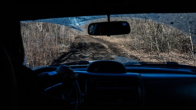 Don�ck� oblast. Dostat se na pozici znamen� p�ekonat jarn� bl�tiv� cesty. (9. b�ezna 2026)