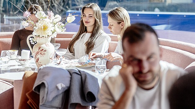 Kyjev, 11.03.2026  Nov� otev�en� cukr�rna Namelaka na ulici Velyka Vasylkivska. Lid� stoj� p�ed podnikem ve front�, aby se do popul�rn�ho podniku dostali. 
FOTO: MAFRA - PETR TOPI�