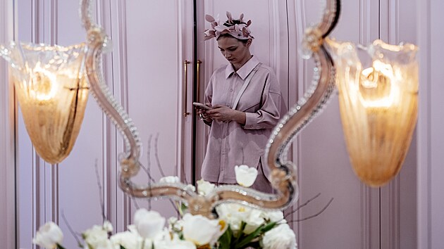 Kyjev, 11.03.2026  Nov� otev�en� cukr�rna Namelaka na ulici Velyka Vasylkivska. Lid� stoj� p�ed podnikem ve front�, aby se do popul�rn�ho podniku dostali. 
FOTO: MAFRA - PETR TOPI�