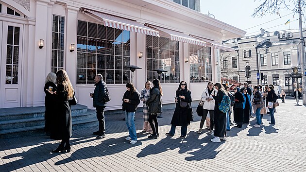 Kyjev, 11.03.2026  Nov� otev�en� cukr�rna Namelaka na ulici Velyka Vasylkivska. Lid� stoj� p�ed podnikem ve front�, aby se do popul�rn�ho podniku dostali. 
FOTO: MAFRA - PETR TOPI�