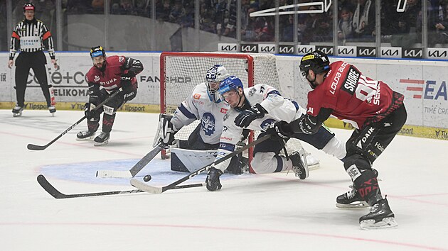 Devin Shore p�l�, br�n� Griffin Mendel p�ed Adamem Br�zgalou