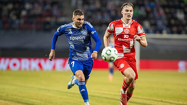 Olomouc vs. Mohu�. B�eck� souboj sv�d� dom�c� Danijel �turm (vlevo) a hostuj�c� Kacper Potulski.