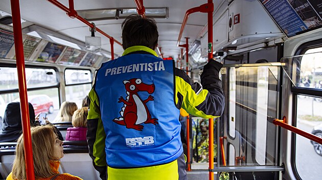 Na pravidla v brn�nsk� MHD dohl�ej� od tohoto t�dne preventist�. Cestuj�c� upozor�uj� nap��klad na konzumaci j�dla a pit� v�etn� alkoholu nebo hlasit� telefonov�n�. (9. b�ezna 2026)