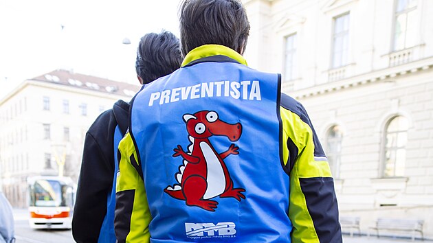 T�m deseti preventist� dohl�� od tohoto t�dne na dodr�ov�n� p�epravn�ch podm�nek ve vozech MHD v Brn�. Cestuj�c� se s nimi setkaj� na v�ech link�ch. (9. b�ezna 2026)