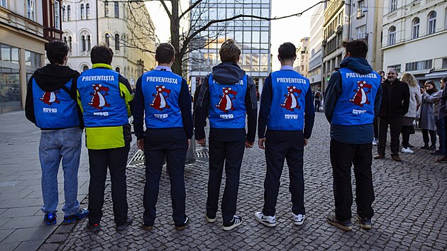 T�m deseti preventist� dohl�� od tohoto t�dne na dodr�ov�n� p�epravn�ch podm�nek ve vozech MHD v Brn�. Cestuj�c� se s nimi setkaj� na v�ech link�ch. (9. b�ezna 2026)