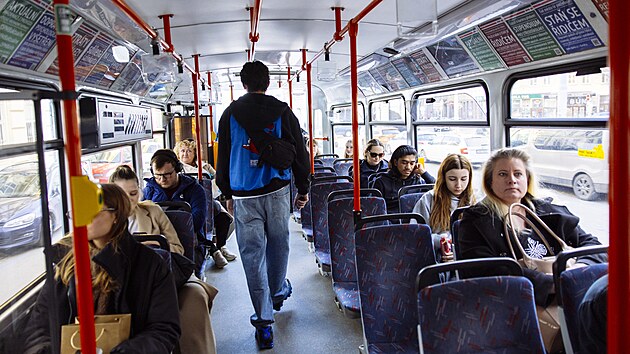 Preventist� minim�ln� zpo��tku jezd� ve spoj�ch spole�n� s revizory. Zat�mco ty pasa���i nepoznaj�, pracovn�ci dohl�ej�c� na dodr�ov�n� pravidel jsou ozna�eni modr�mi vestami. (9. b�ezna 2026)