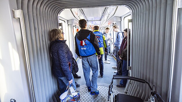 Preventist� minim�ln� zpo��tku jezd� ve spoj�ch spole�n� s revizory. Zat�mco ty pasa���i nepoznaj�, pracovn�ci dohl�ej�c� na dodr�ov�n� pravidel jsou ozna�eni modr�mi vestami. (9. b�ezna 2026)