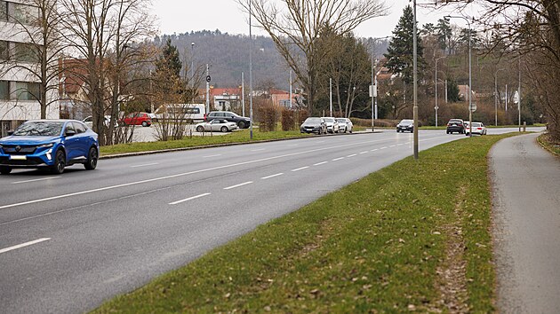 V Kn�ni�sk� ulici v Brn� je t�sno nejen aut�m, proto se objevuj� snahy o jej� roz���en�. (b�ezen 2026)